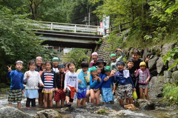 学童の様子 川遊び 保育園のダイアリー コウガの森 共和 幼保連携型認定こども園