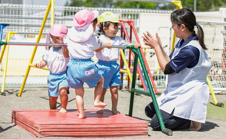 鉄棒で遊ぶ子ども