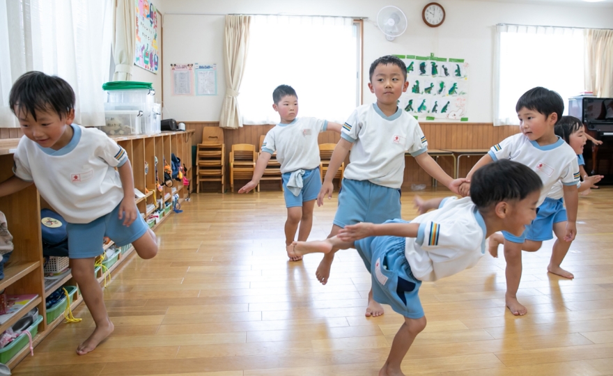 踊っている子どもたち