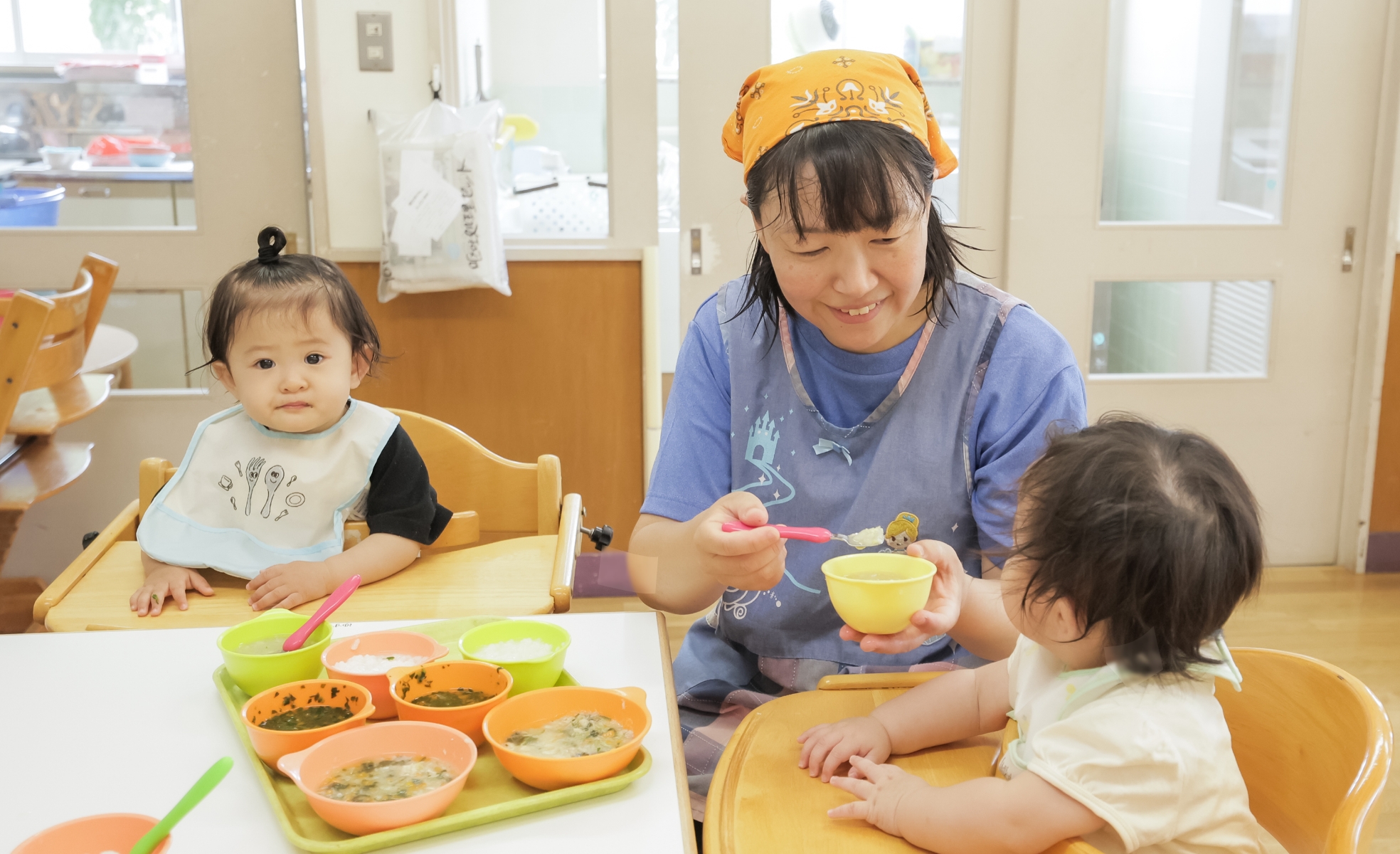 ご飯を食べる園児