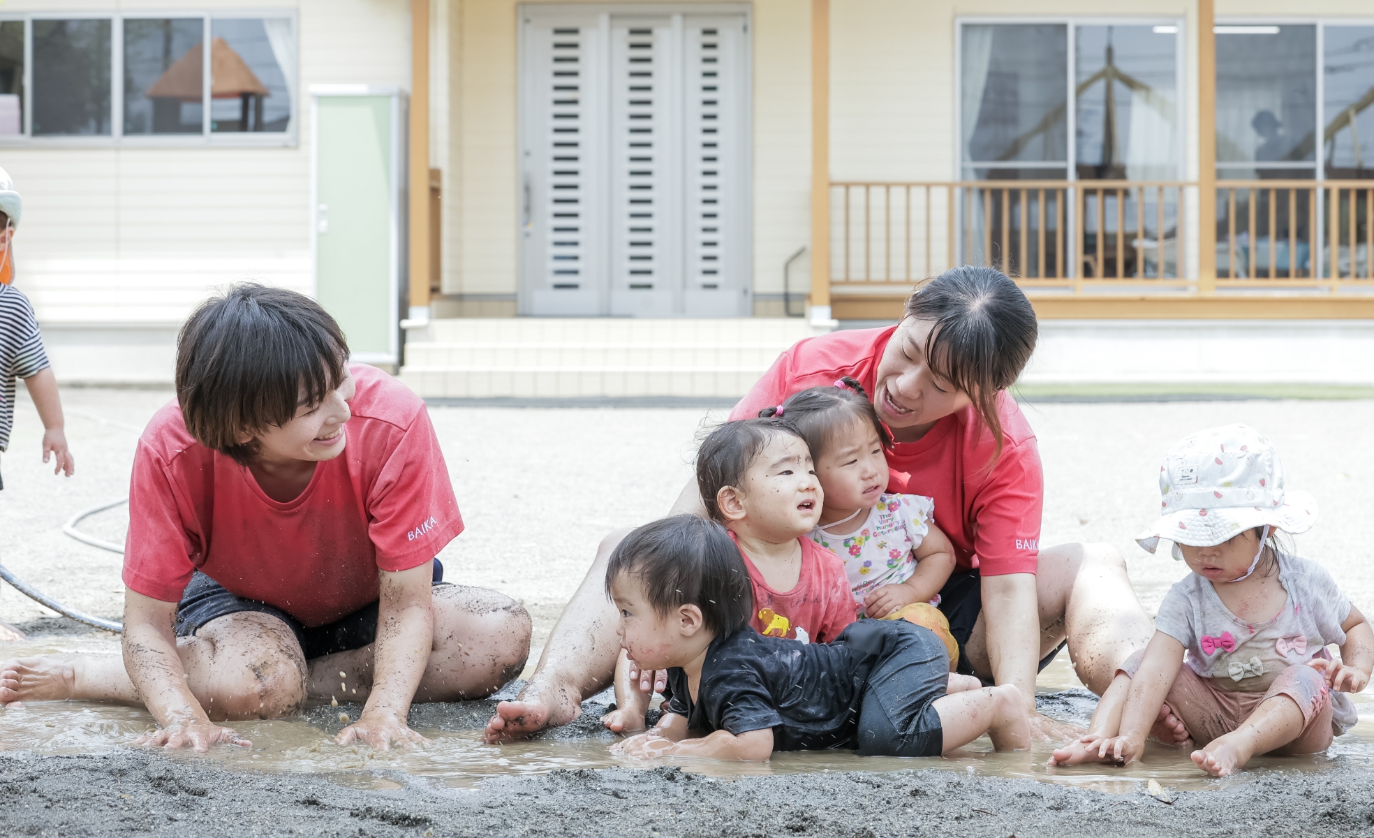 外で遊んでいる園児たち