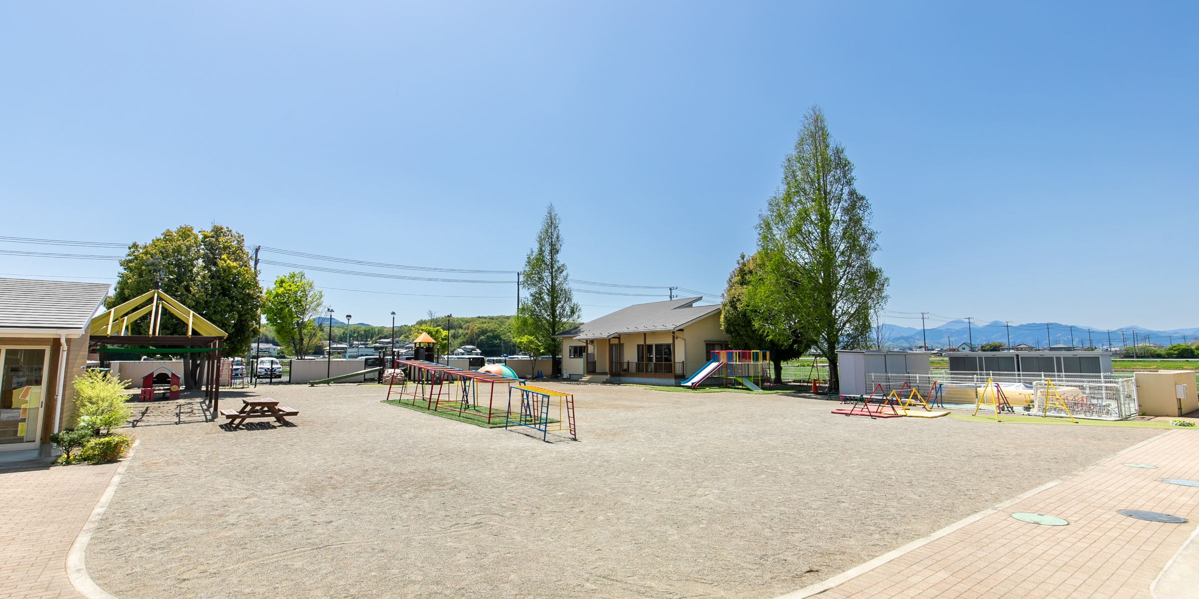 先生と子どもたちが集まって会話している写真