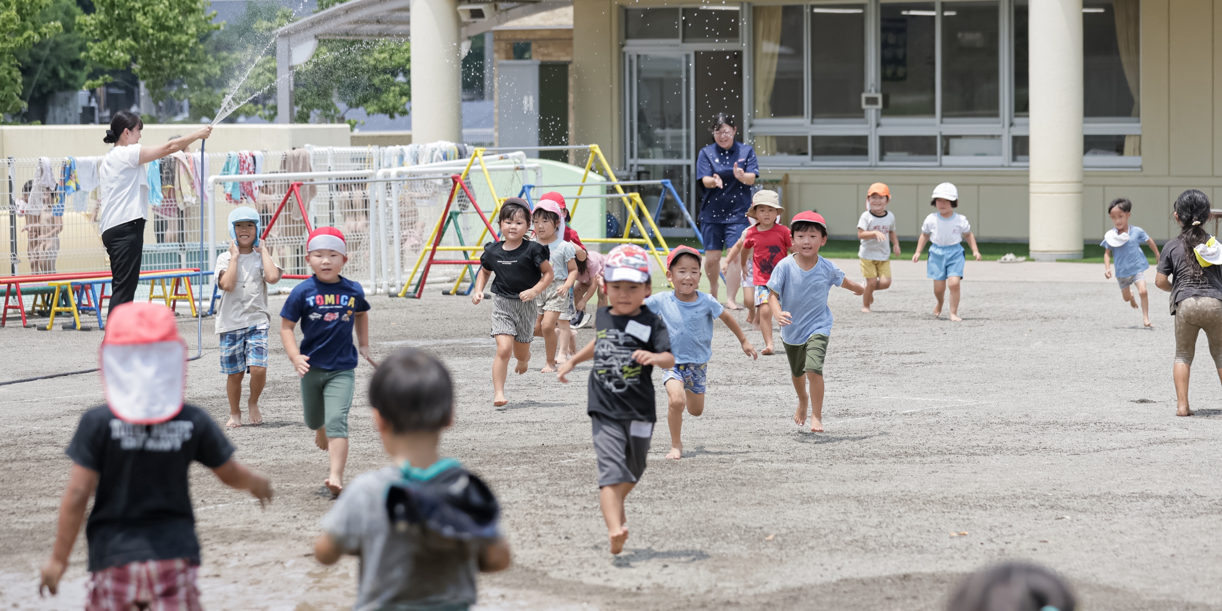 園庭で遊ぶ子どもたち
