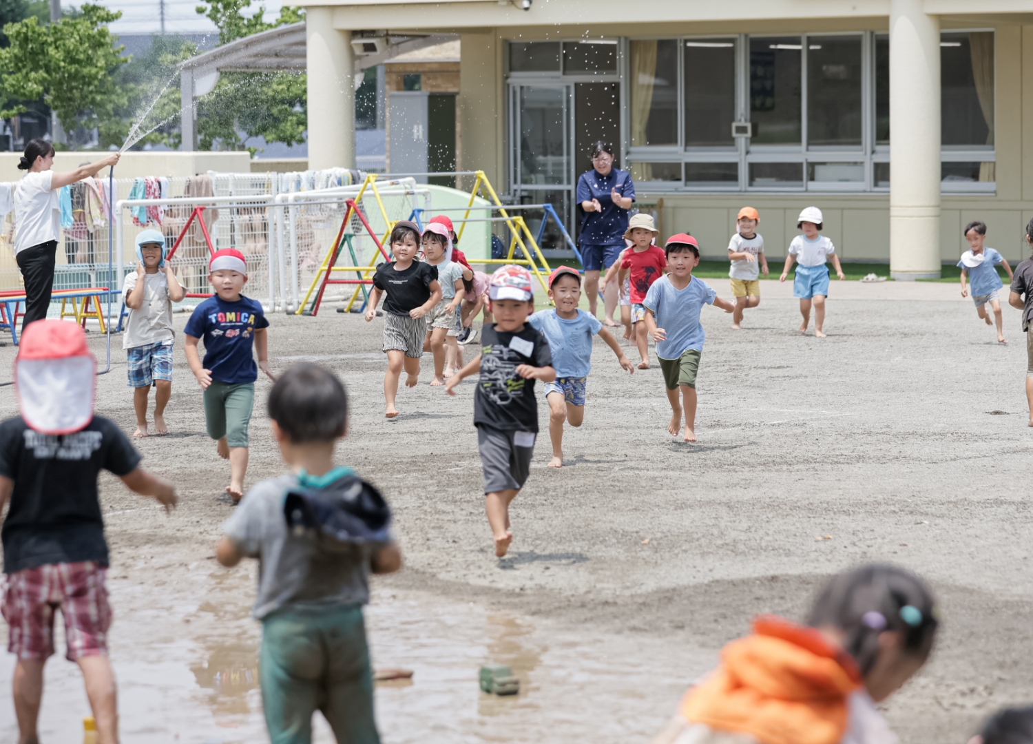 園庭で遊ぶ子どもたち