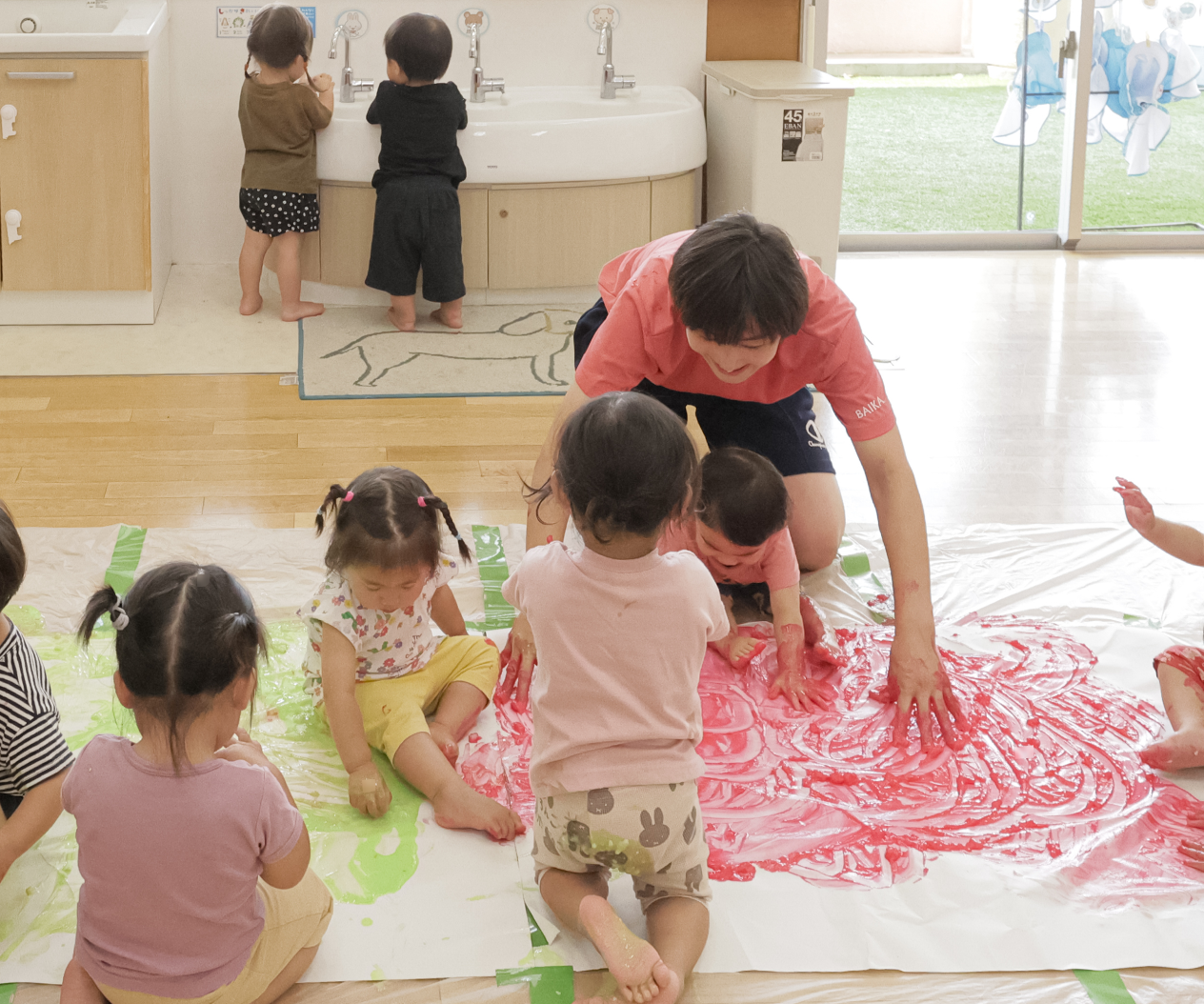 4人の子どもがベンチで遊ぶ様子