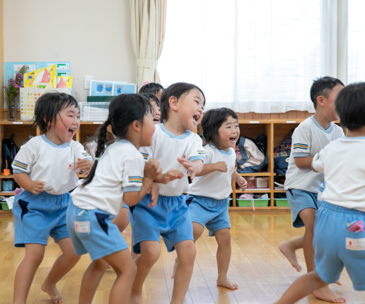 園の外観と子ども達