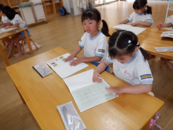 ばら組　文字指導の様子