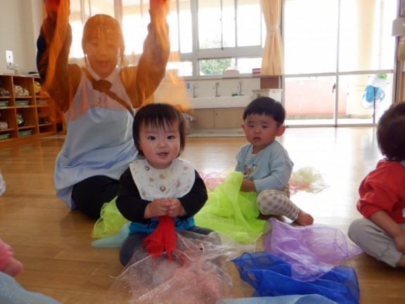 つくし組・たんぽぽ組　スカーフ遊び・製作・お散歩の様子
