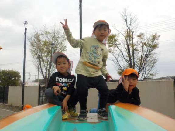 ゆり組　戸外遊びの様子