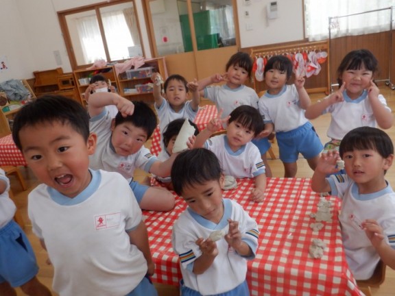 ゆり組　粘土遊びの様子