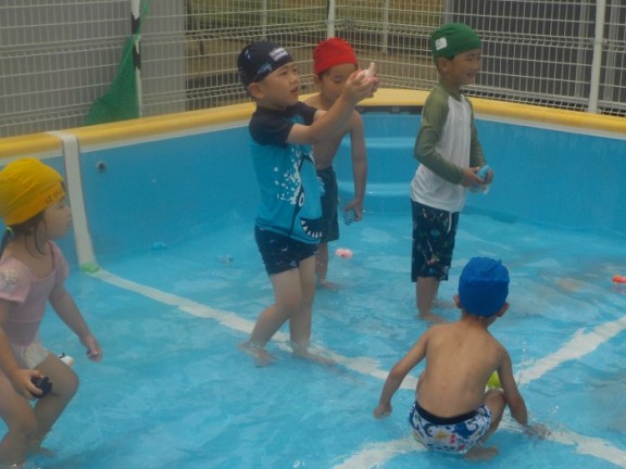 ゆり組　戸外遊びの様子