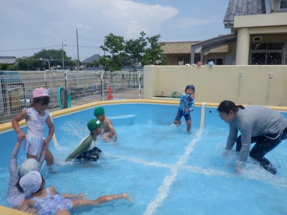 プール遊び