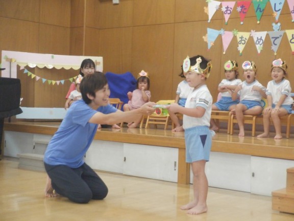 ゆり組　お誕生日会と戸外遊び