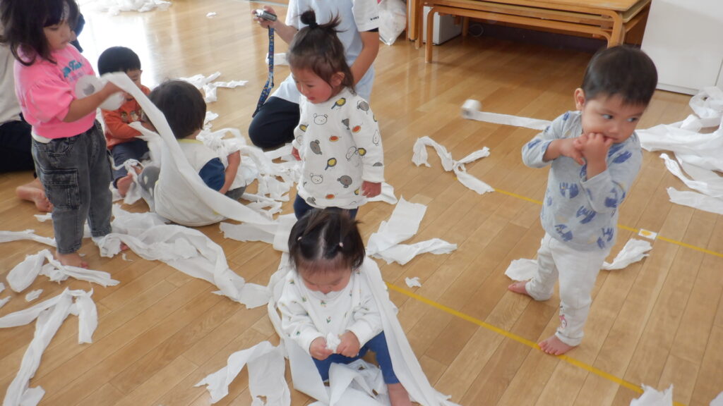 つくし組　トイレットペーパーあそび