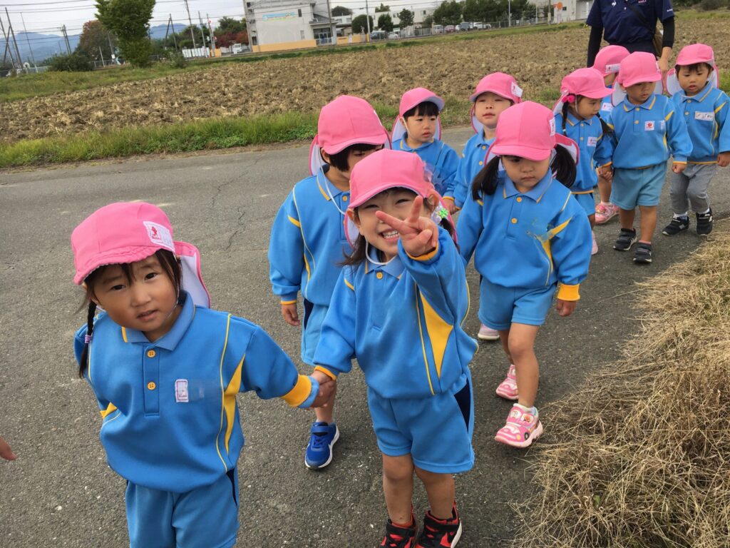 すみれ組　お散歩・手形の葉っぱ貼り