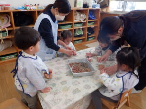 たんぽぽ組　紙粘土でケーキ作りをしました！