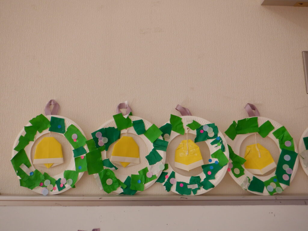 たんぽぽ組　クリスマスリースの製作をしました！
