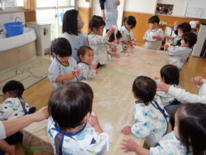 春雨で感触遊びをしました！