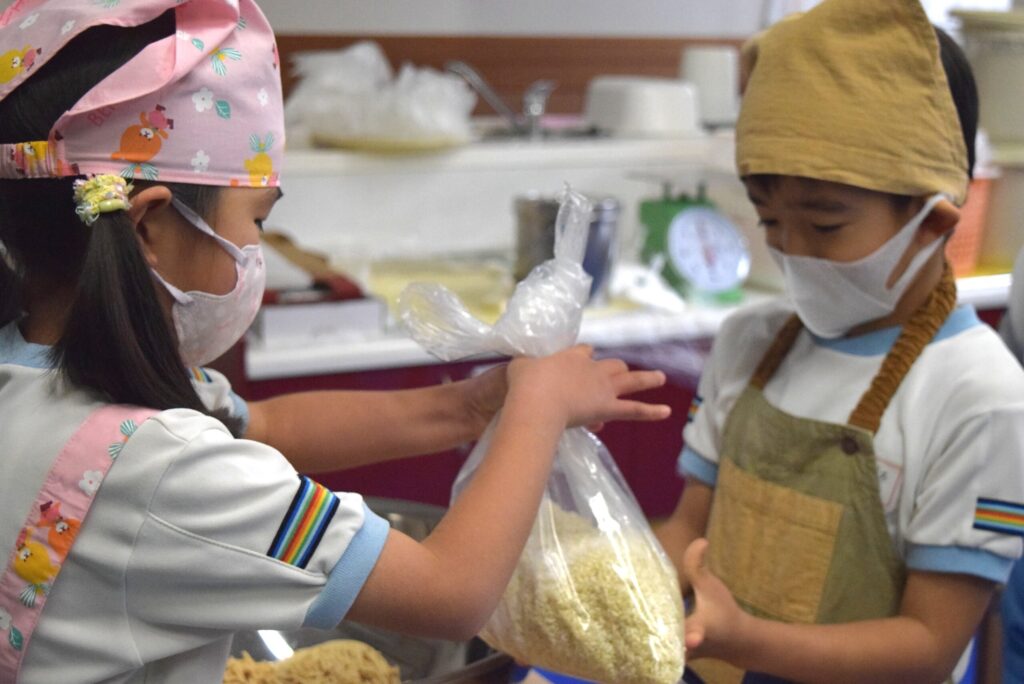 年長児　味噌づくり