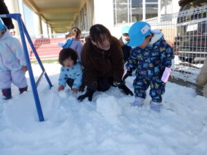 たんぽぽ組　雪遊び