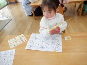 たんぽぽ組　シール貼り